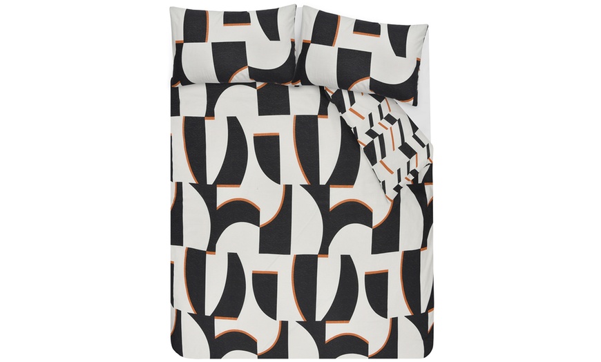 Image 2: Geometric Design Reversible Duvet Set