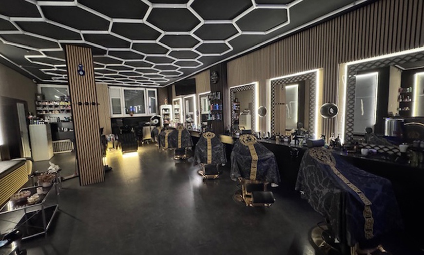 Image 2: Haarschnitt für alle Haarlängen optional mit Ansatzfarbe oder Strähnen