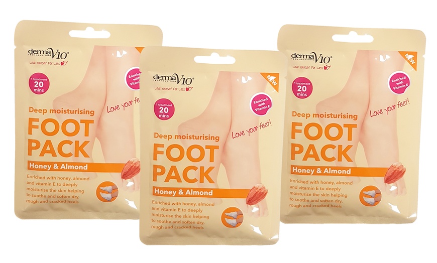 Image 10: Up to Nine Derma V10 Moisturising Foot Packs