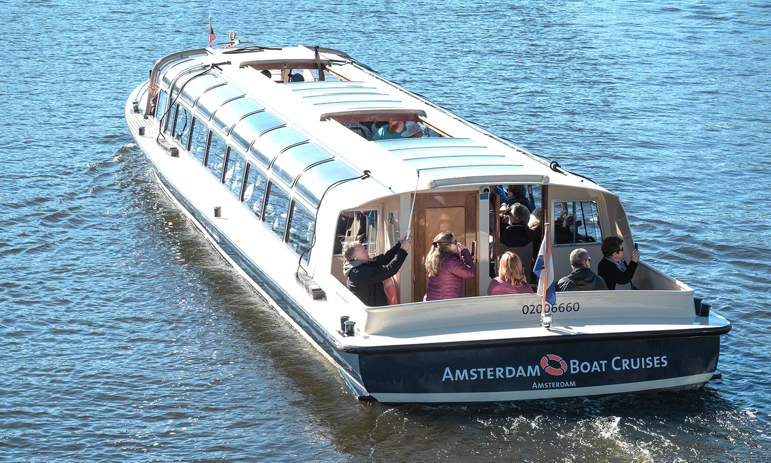 Rondvaart van 75 minuten door Amsterdam met daarna een burgermenu