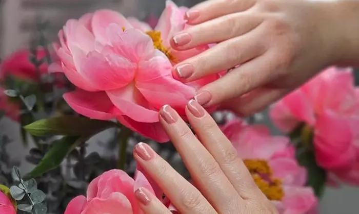 Klassische Maniküre und / oder Pediküre mit Shellack für schöne Nägel