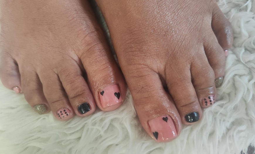 Image 11: 1 o 3 sesiones de manicura con diseño en una uña, pedicura o ambas 