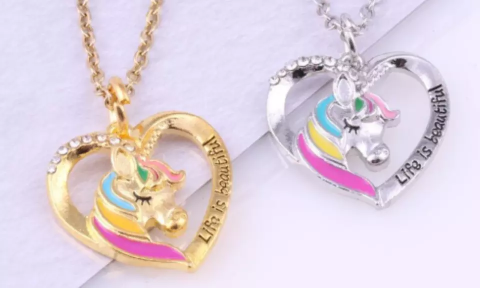 Un ou deux colliers avec pendentif en forme de coeur et licorne - Primary Image