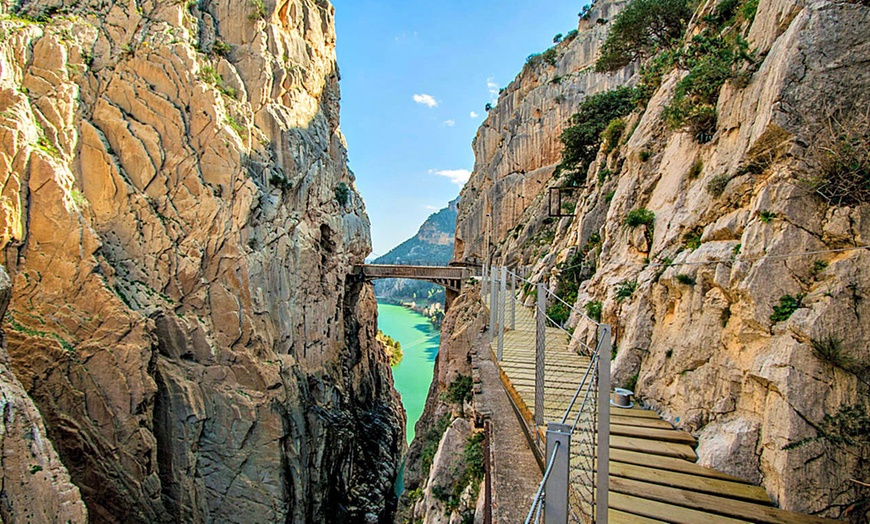 Image 1: 1 o 2 noches con entrada al “Caminito del Rey” en Málaga