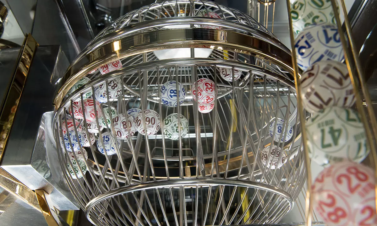 Noche de bingo y hamburguesas para 2 en Canoe