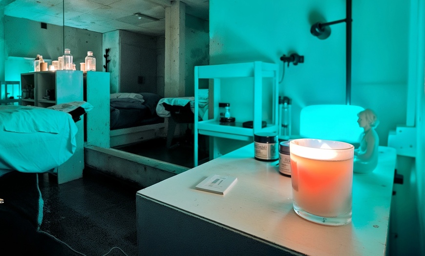 Image 2: Relax & Unwind with Soothing & Aromatherapy Massages