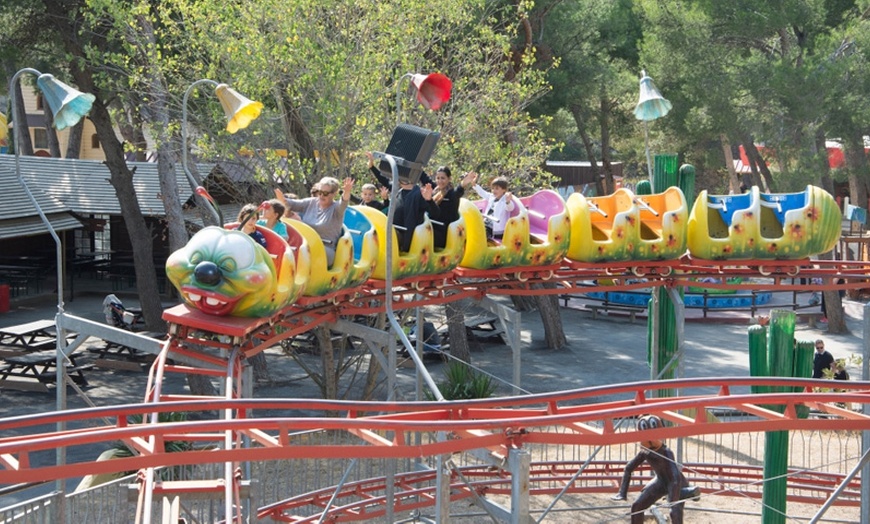 Image 16: Entrée au Magic Park Land en famille