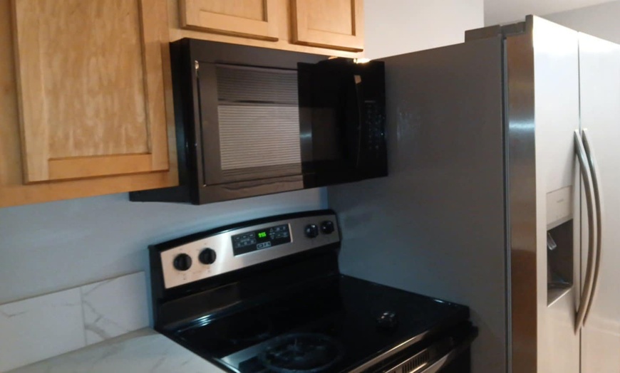 Image 4: House Cleaning, 6 to 8 Windows Cleaning, Move In & Out Cleaning