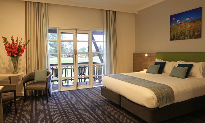 Image 4: NEW! Novotel Swan Valley Vines Resort: Resort King Room