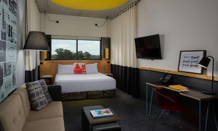 Image 2: Blacktown, NSW: 4* King Room Stay with Bottle of Wine & Late Checkout