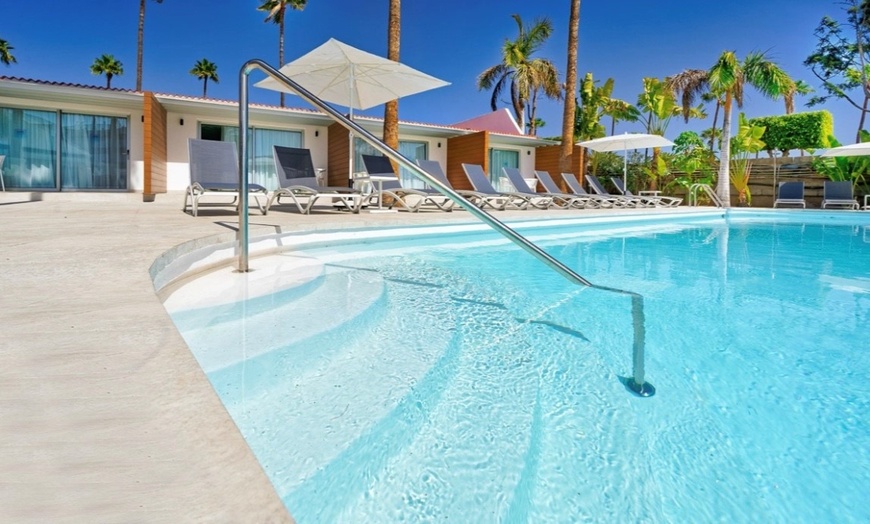 Image 2: ¡Día de piscina con hamacas y cócteles!