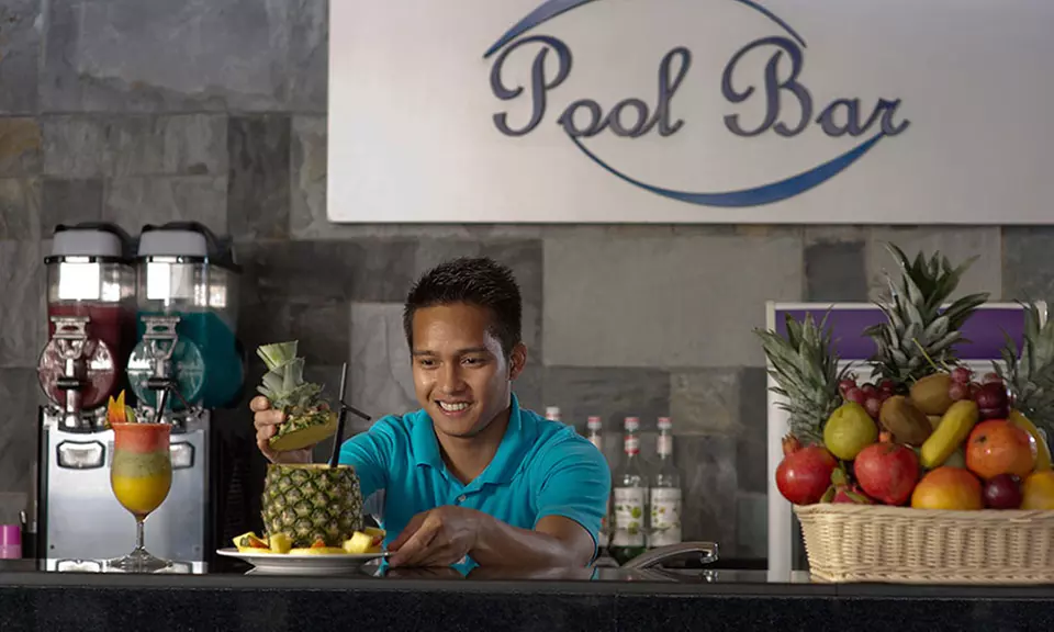 Pool and Fitness Facilities Access at Pool Bar at 4* Two Seasons Hotel