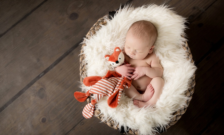 Image 5: Newborn Photoshoot 