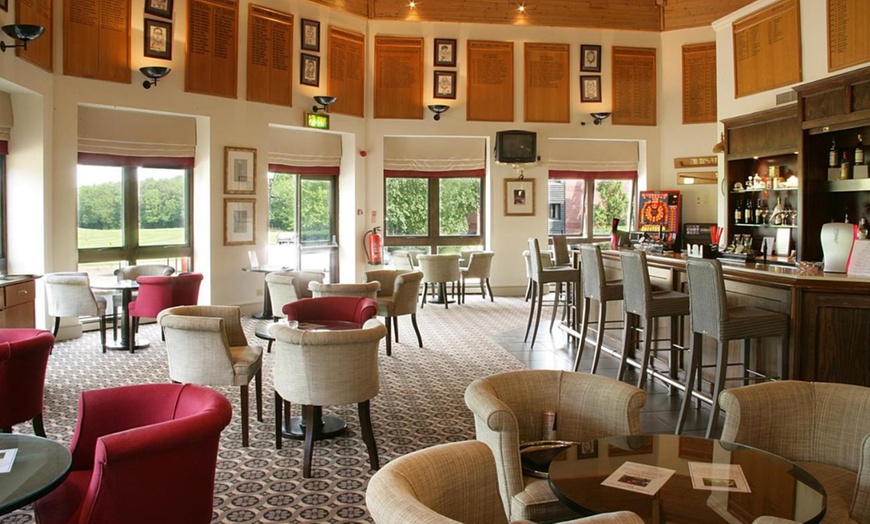 Image 3: Hampshire: Spa Stay for 2 with Breakfast, Prosecco & More