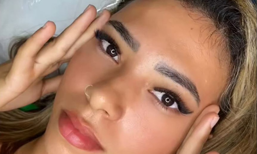 Image 9: Mirada a punto: lifting y tinte, extensiones, laminado de cejas y más