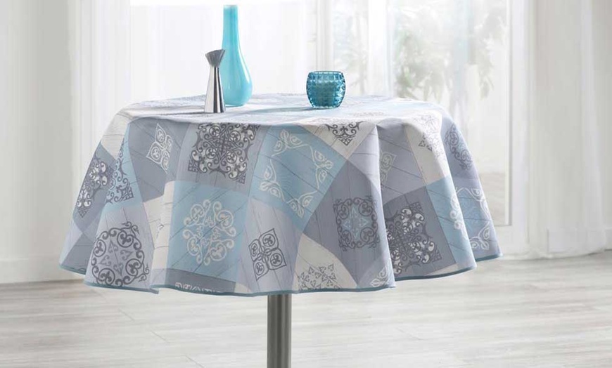 Image 4: Easy-to-Clean Tablecloths