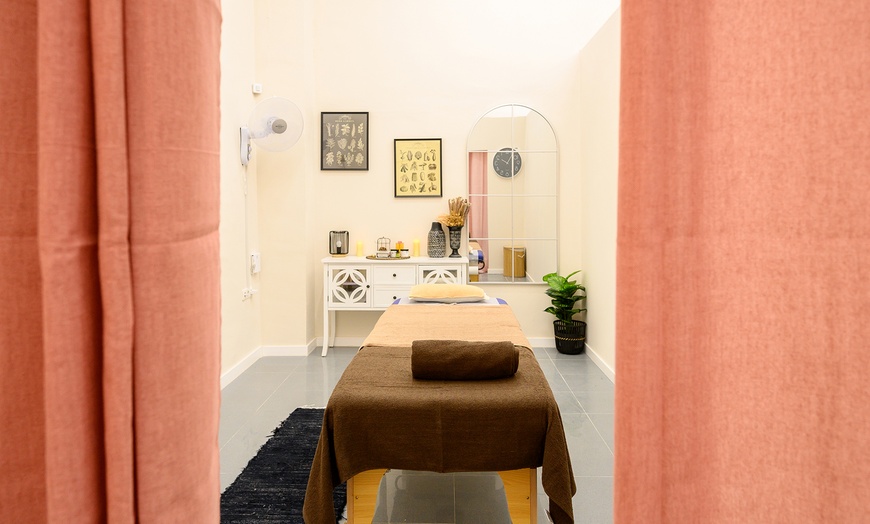 Image 7: Masaje tailandés individual o en pareja de 60 minutos 