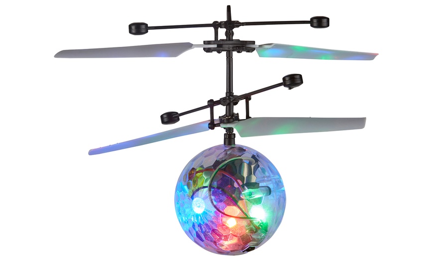 Image 6: Zennox Infrared LED Flying Disco Ball Drone