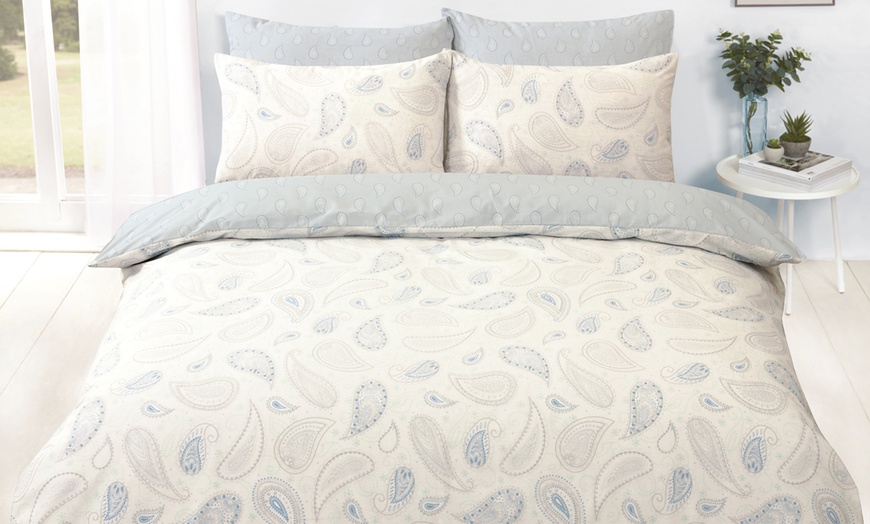 Image 4: Printed Reversible Duvet Set