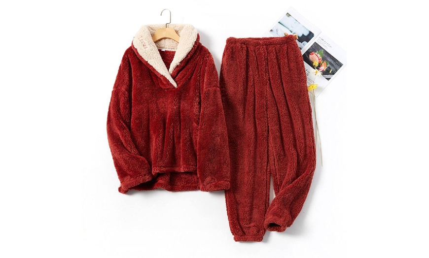 Image 6: Women's Two-Piece Fuzzy Pajama Sets