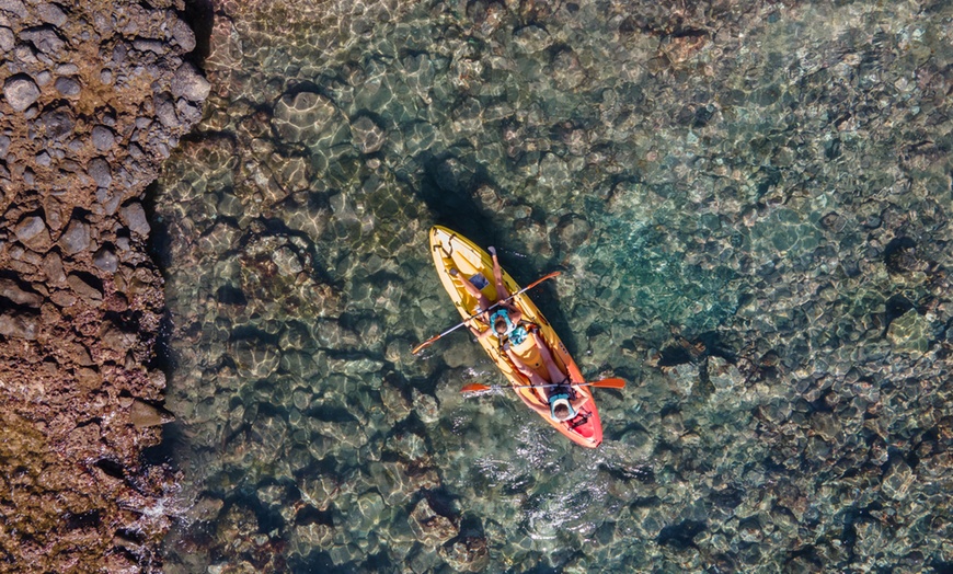 Image 1: Experiencia en Kayak para 1 o 2 personas en La Caleta Adventures