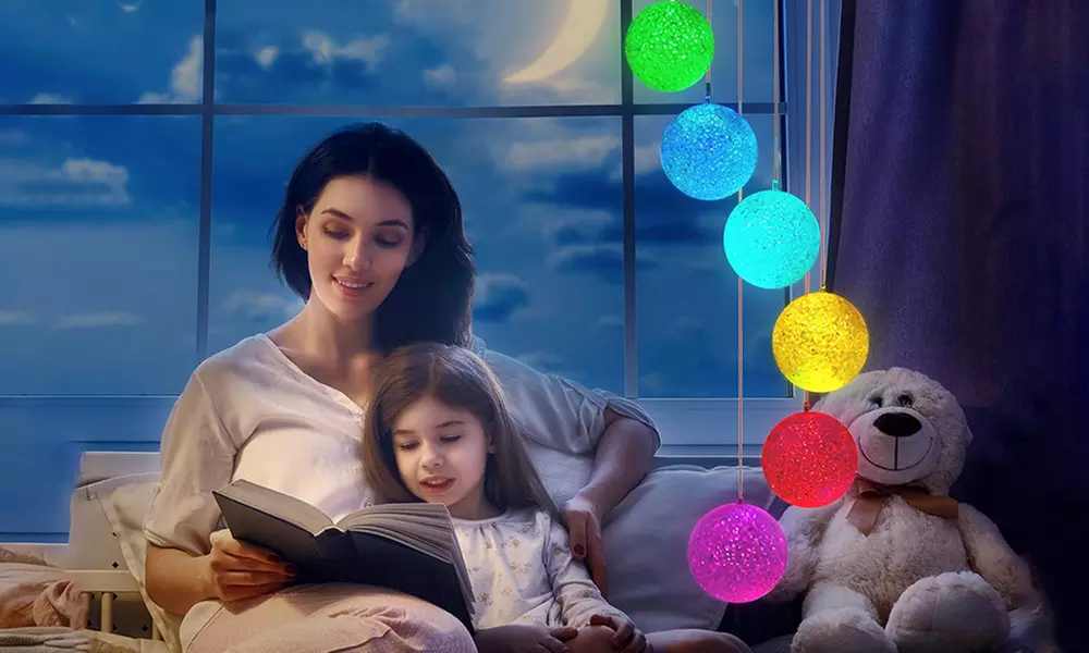 Carillons éoliens de six boules LED suspendues en forme de S, fonctionnement à énergie solaire - Primary Image