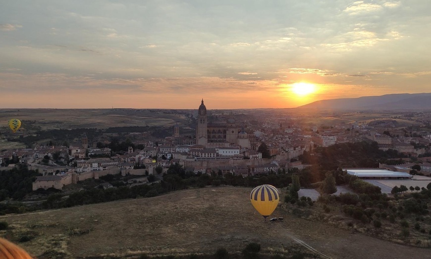 Image 2: Vuelo en globo al amanecer para 1 o 2 personas con picnic y brindis