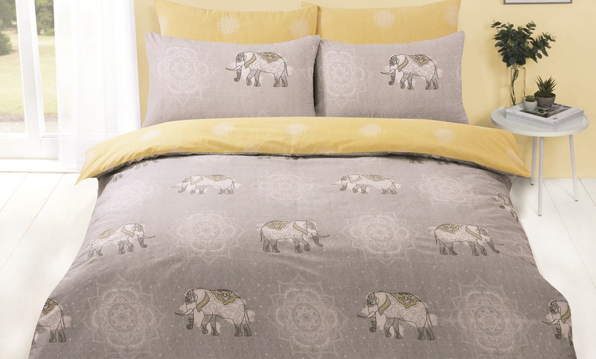 Image 2: Printed Reversible Duvet Set