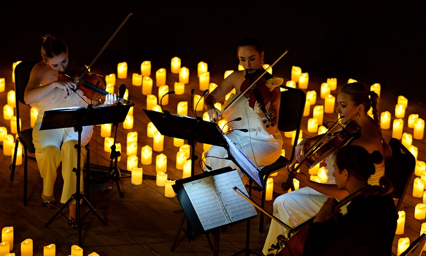 Image 9: Koncert Świąteczny i Muzyka z serialu Bridgertonowie przy blasku świec