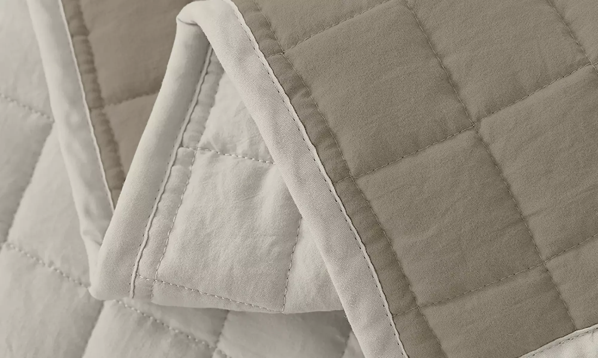 Italian 4-Season Two-Tone Hypoallergenic Quilt