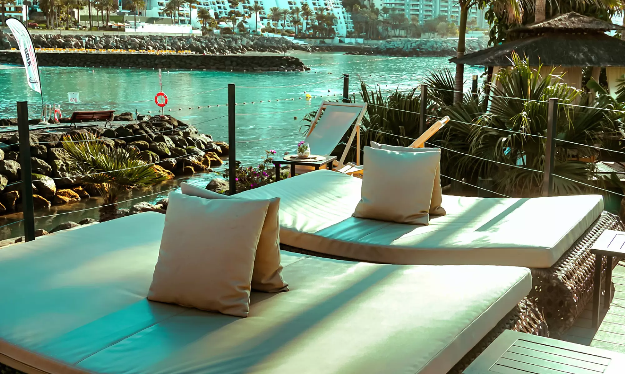 La isla bonita: day pass para 2 personas con cóctel y comida en Maroa