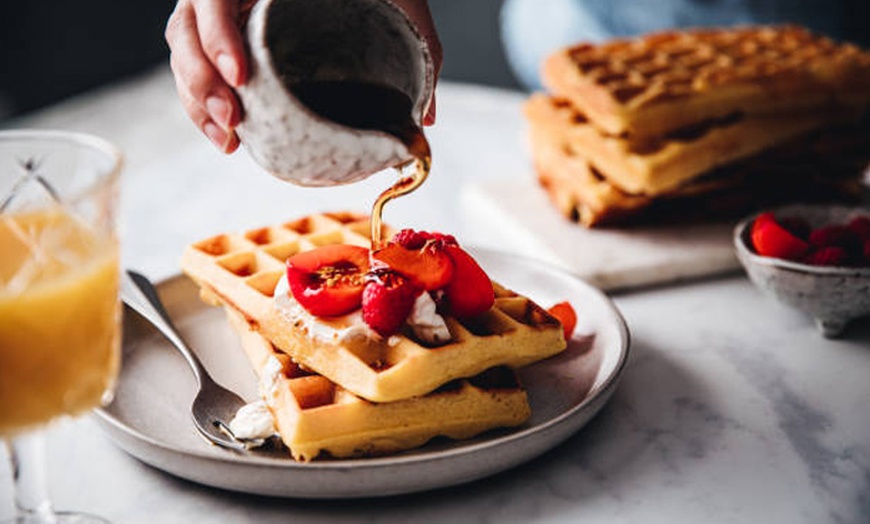 Image 1: Belgische Waffel mit Sauce, Streusel, Topping und Eis nach Wahl