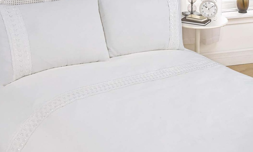 Image 7: Embroidered Duvet Set