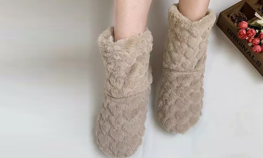 Image 4: Winter Warm Plush Home Indoor Lounge Slippers