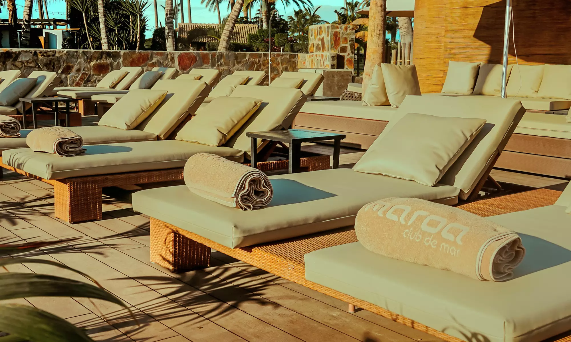 La isla bonita: day pass para 2 personas con cóctel y comida en Maroa