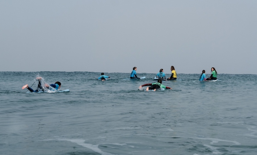 Image 2: Clases de surf