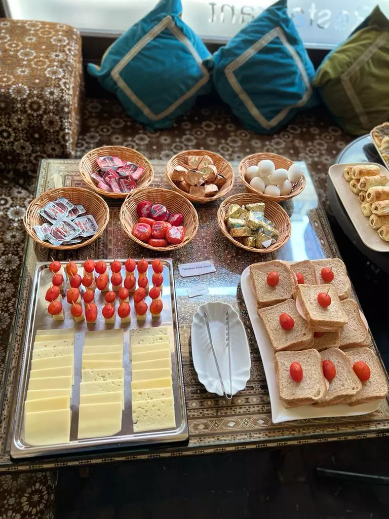 Fernöstlicher Sonntags-Brunch mit Getränk für 1-4 Personen im Habibi Cafe & Restaurant (bis zu 31% sparen) - Second Medium