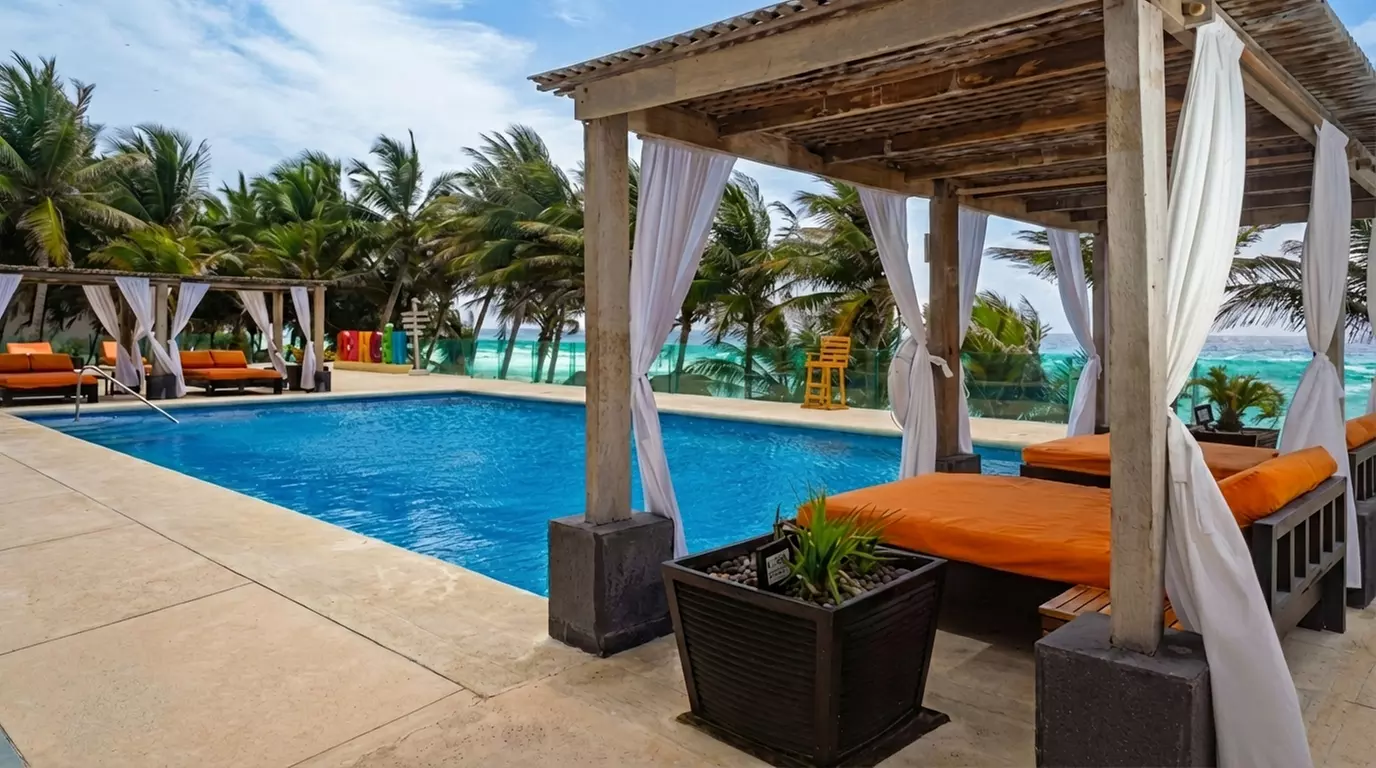 ✈ All-Incl. Paradise: 4 Nights at Flamingo Beach Resort Cancún