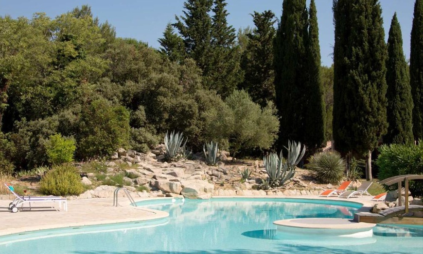 Image 9: Languedoc-Roussillon en 4* : suite ou chambre chalet avec pdj et spa