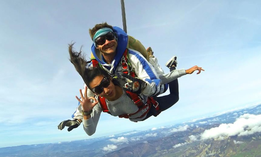 Image 1: Le plein d'adrénaline : saut en parachute en tandem