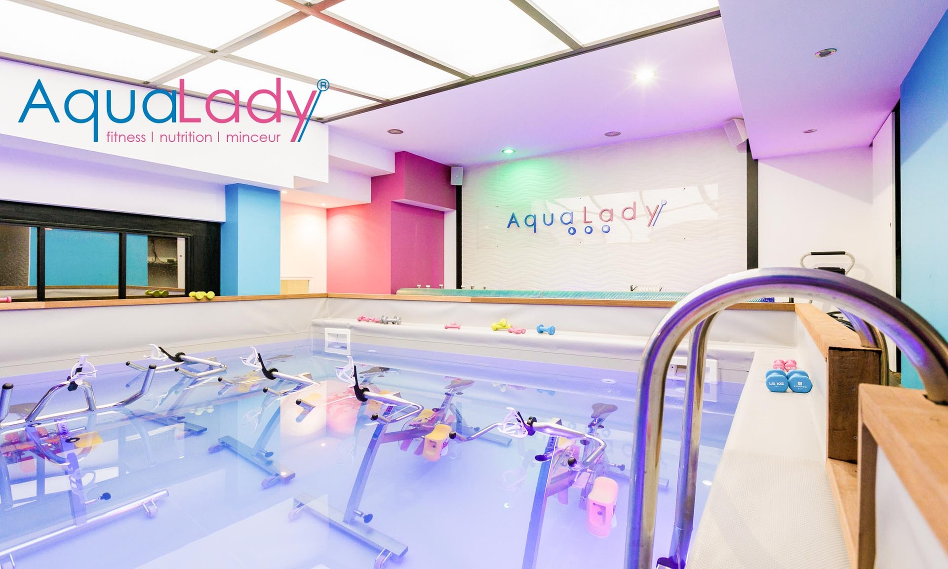 Séances d'aquabike dans un centre de bien-être féminin