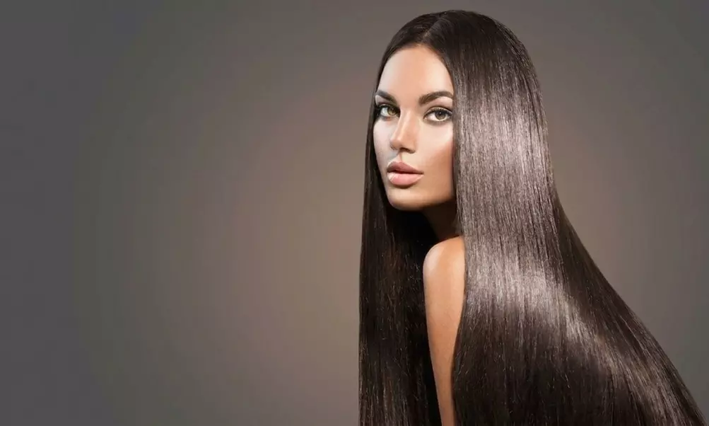 Traitement capillaire profond sur cheveux courts au dessus des épaules