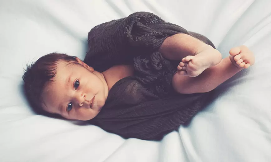 90 Min. Newborn Fotoshooting inkl. 2-5 Bildern + Geschenk