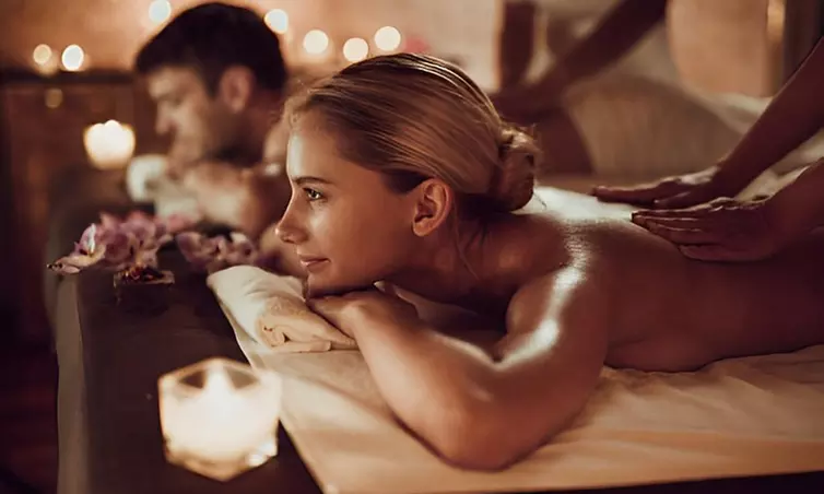 Relájate y reconecta en pareja con este masaje de 45 minutos con opción a ritual con aromaterapia, cava y bombones - Primary Image