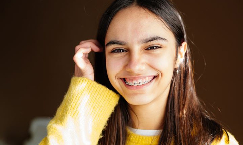 Tratamiento de ortodoncia y 6 meses de revisión en Smile More Clinic