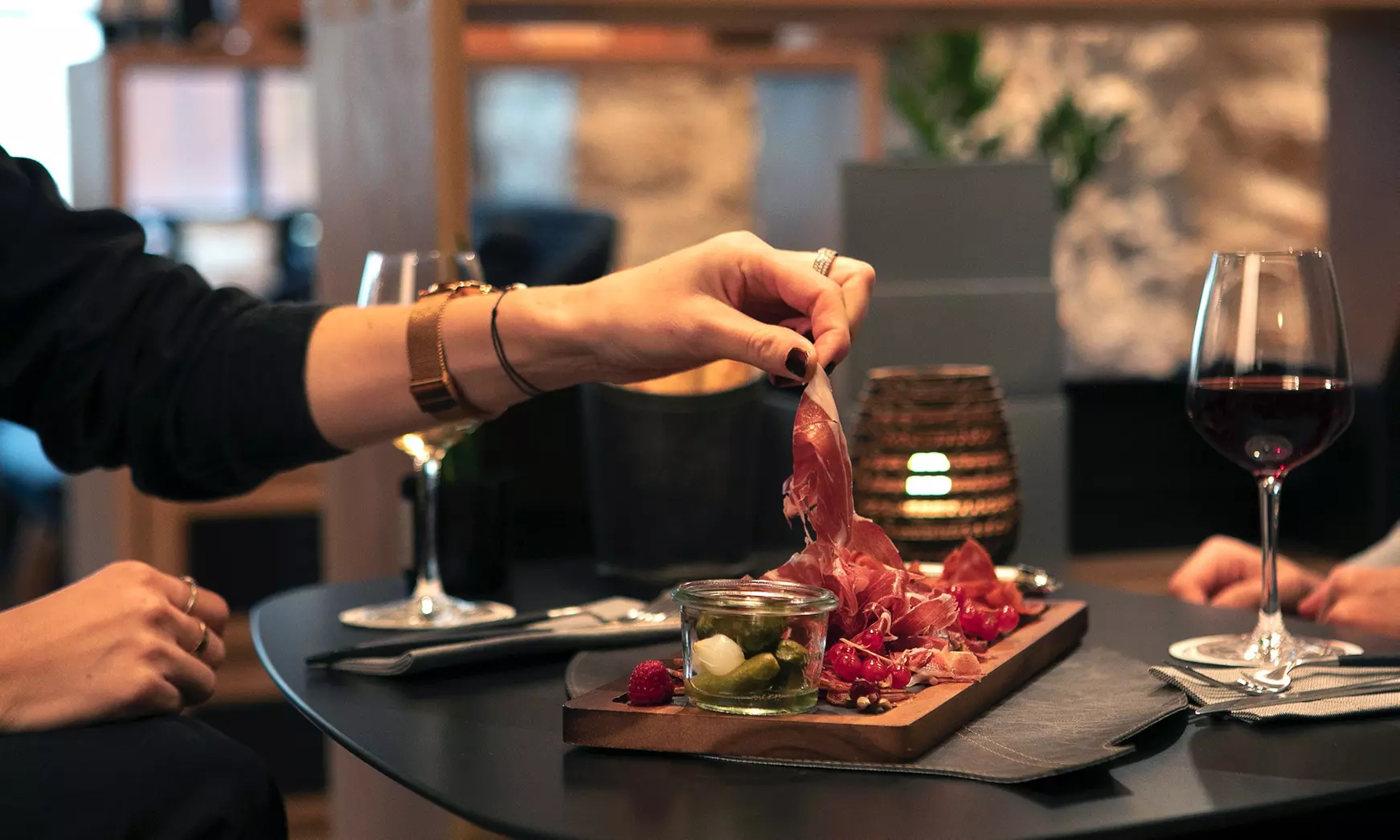 Dégustation à deux : apéro gourmand ou repas raffiné avec verre de vin