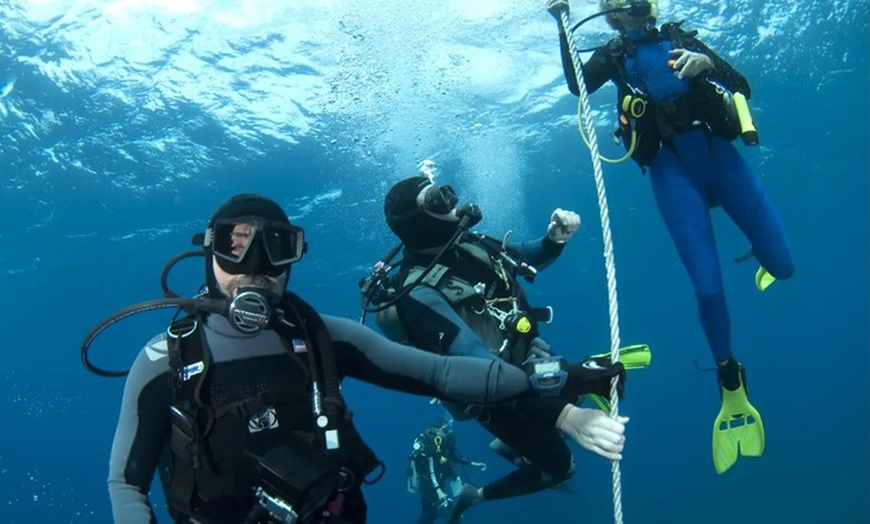 Image 2: Bautismo de buceo en barco hundido para 1 o 2 personas con fotos