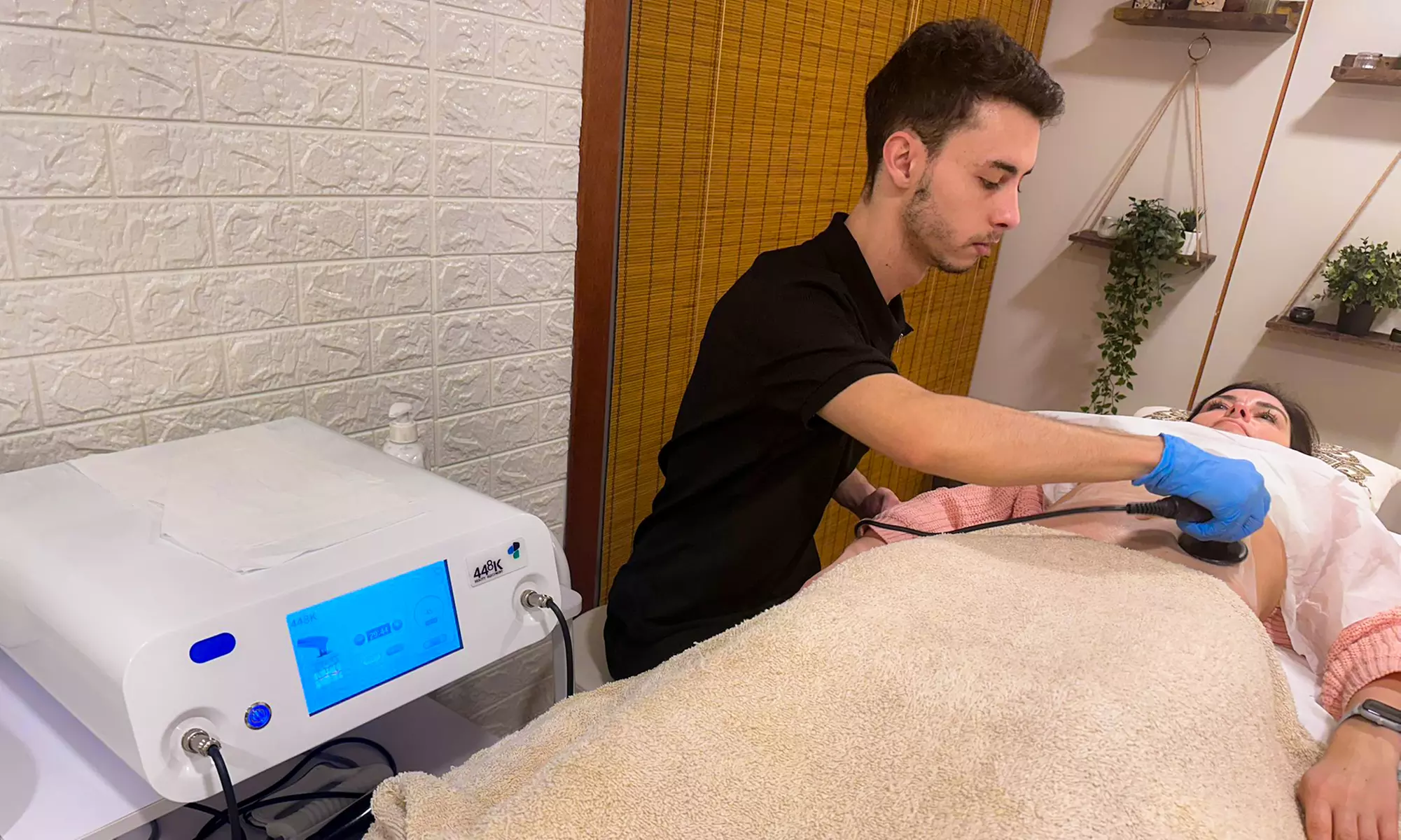 Presume de piel tersa con un tratamiento de radiofrecuencia con masaje