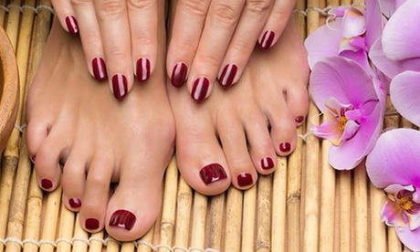 Una o 3 manicure e / o pedicure con smalto semipermanente al centro estetico Il Cigno (sconto fino a 73%)