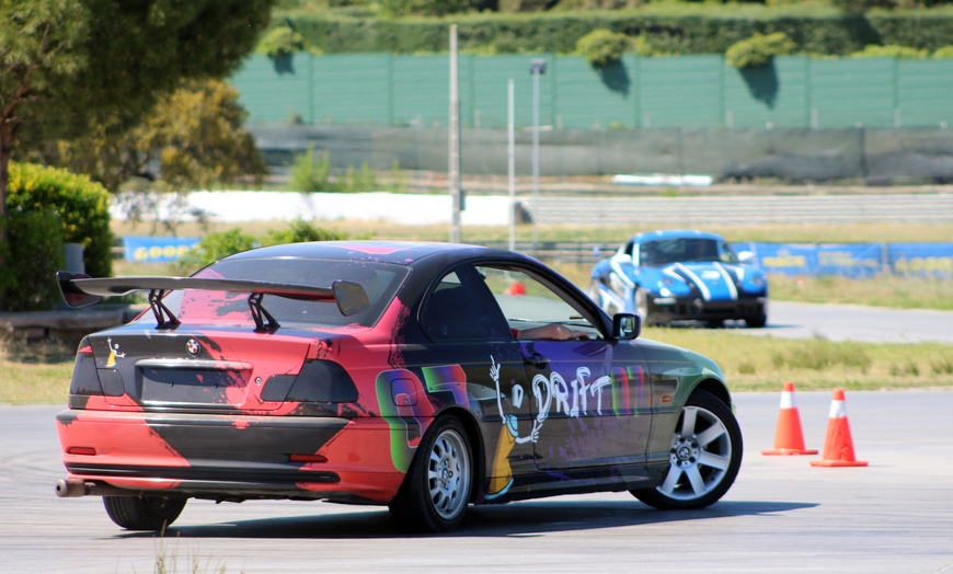 Image 3: 3, 5 o 7 vueltas de conducción drift en circuito con un BMW para 1